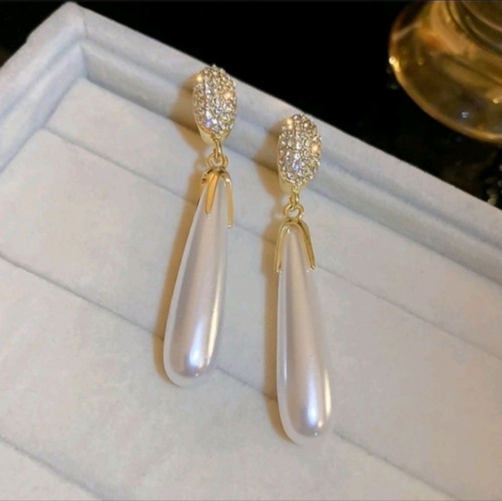 NWT Luxurious Elegant Teardrop Pearl & Crystal Gold Drop Earrings